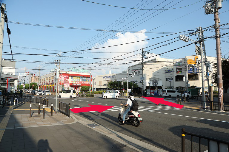 ⑥おおとりウイングスが見えてきます。横断歩道を渡ります。